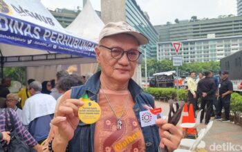 Antre 5 Jam, Senangnya Lansia Dapat Kartu Gratis Transum Jakarta!