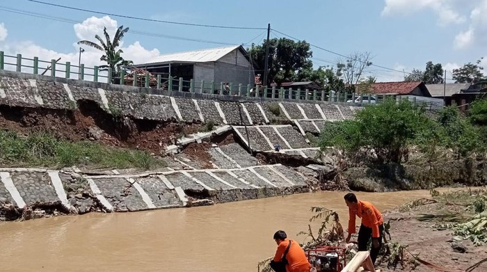 3 Kampung Jonggol Bogor Dilanda Banjir-Longsor, Tembok Penahan Tanah Ponpes Ambruk