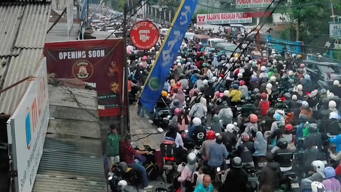 Jalur Puncak Bogor Sempat Macet Parah Siang Tadi, Polisi Terapkan One Way - Update 1