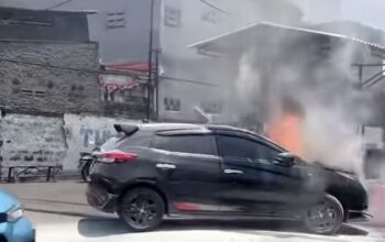 Mobil Terbakar di Palmerah Jakbar, Asap Mengepul – Update 1