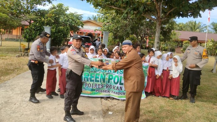 Polisi Tanam Pohon, Gerakan Green Policing di Rohul Berbuah di 21 Sekolah!