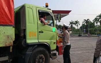 Truk Tambang Terpaksa Putar Balik, Polisi Serang Tegakkan Aturan Operasi!