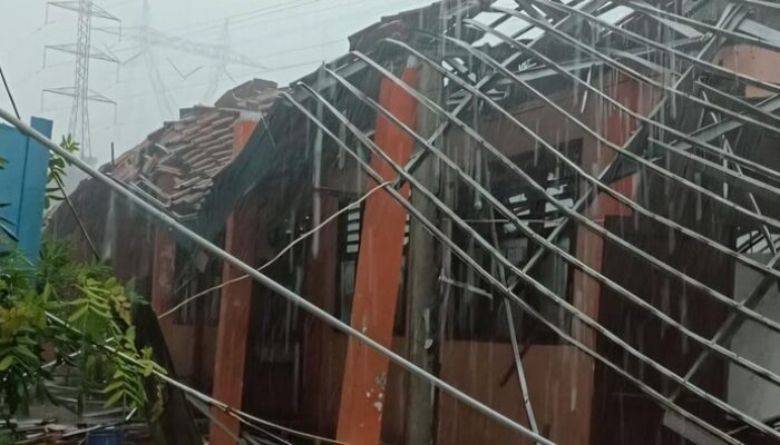 Kronologi Ambruknya Atap SMKN 1 Gunung Putri yang Bikin 44 Siswa Terluka – Update 2