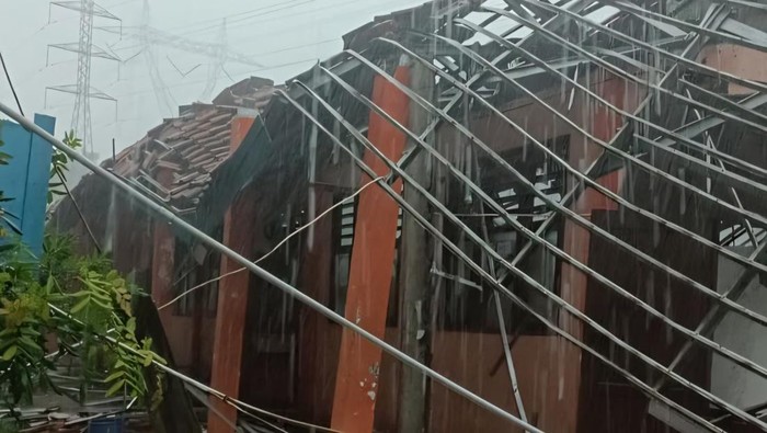 Kronologi Ambruknya Atap SMKN 1 Gunung Putri yang Bikin 44 Siswa Terluka - Update 2