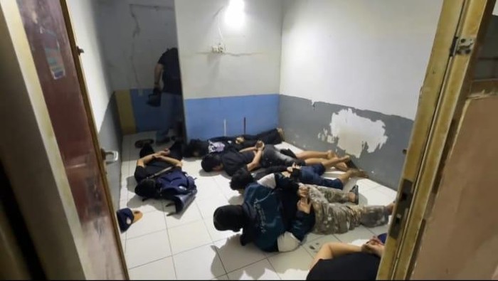 Gerebek Tragis: 18 Orang Ditangkap di Sarang Narkoba Kampung Bahari oleh BNN-Brimob