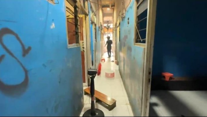 Operasi BNN Tangkap 18 Orang di Kampung Bahari, Termasuk Kos Oranye dan Lapak Narkoba!