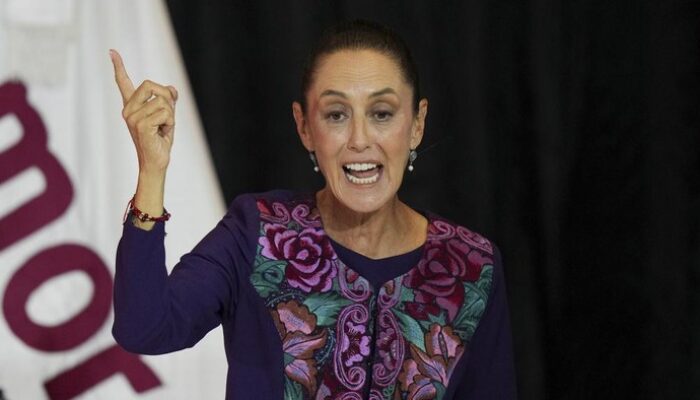 Skandal Mengejutkan: Presiden Meksiko Hampir Dicium, Pelaku Tertangkap saat Sapa Warga