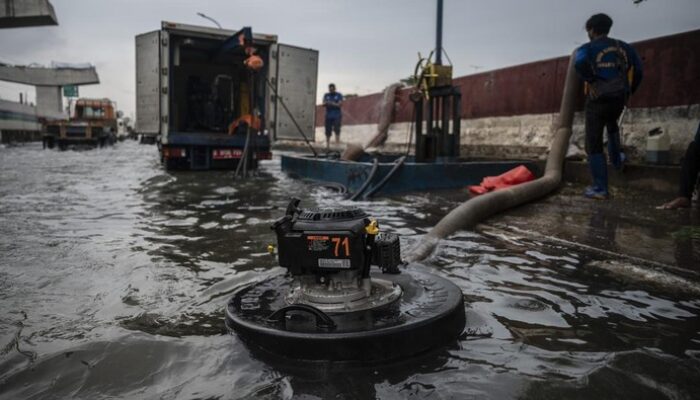 Rob Menyerang Pesisir Jakarta, Pasukan Pompa Biru Berjuang Cegah Bencana