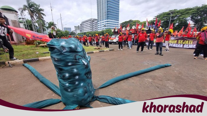 Boneka Gurita di DPR, Massa Buruh Kembali Desak Kenaikan Upah!