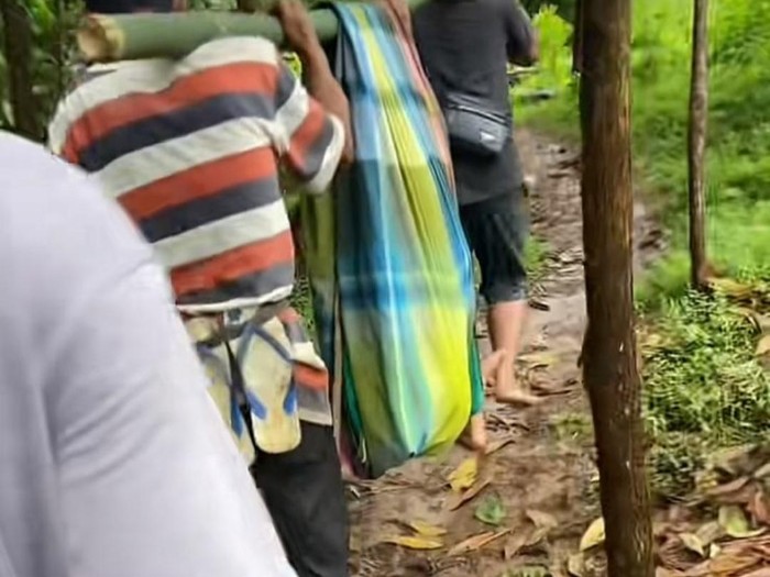 Warga Ditandu ke Klinik, DPRD Tebas Pemkab Pandeglang Soal Jalan Rusak