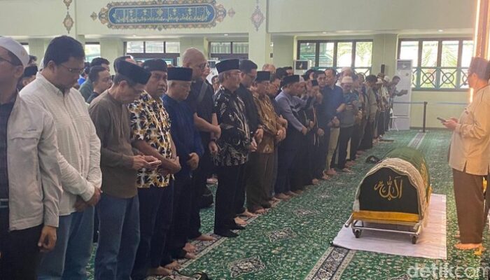 “Jenazah Antasari Azhar Disalatkan di Masjid Serpong, Jimly Hadir: Dukungan dari Pemimpin Berpengaruh”