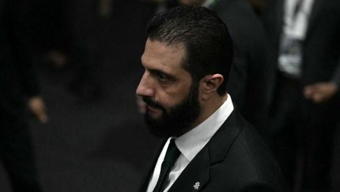 **Kunjungan Bersejarah Presiden Suriah Usai Dihapus dari Daftar Hitam AS: Tandai Mula Normalisasi Hubungan?**