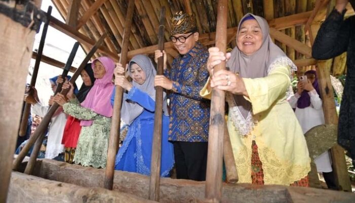 Dukung Kebudayaan Lokal! Hadiri Festival Kampung Adat Cikondang, Mendes Ajak Warga bangun Lumbung Pangan Sejahtera