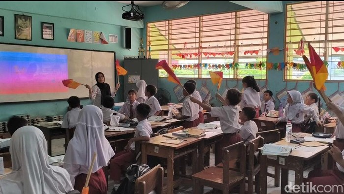 Sorak Gembira Siswa SD di Cengkareng Sambut MBG dari SPPG Polda Metro - Update 1