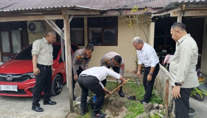 [Hari Pohon, Polres Kampar Tanam 35 Bibit Mangga di Asrama Polisi]