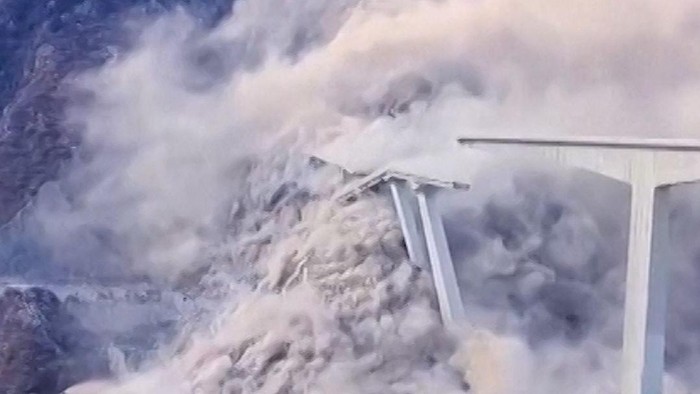 Jembatan Hongqi China Runtuh Setelah Beberapa Bulan Beroperasi, Warga Kecewa