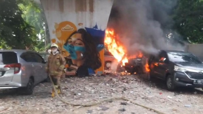 3 Mobil Terbakar di Kolong Rel KA Karang Anyar Jakpus - Update 2