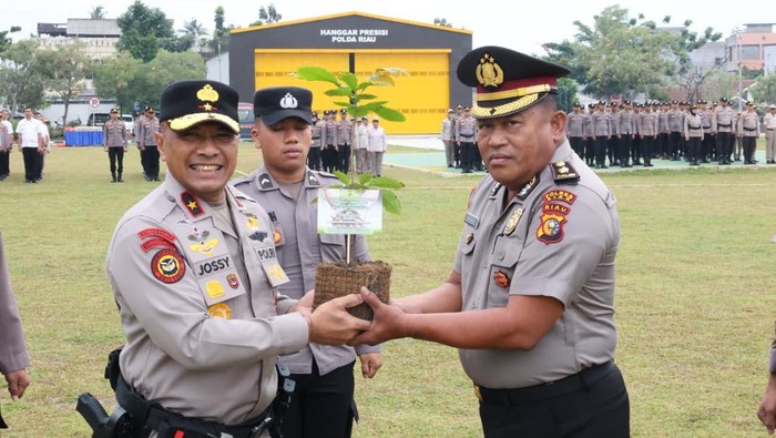 Wakapolda Riau Serahkan Bibit Pohon, Simbol Integritas untuk Personel Naik Pangkat