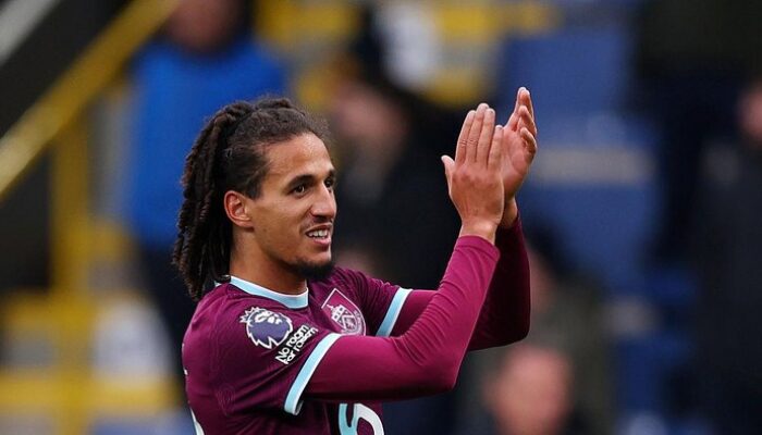 “Eks Pemain MU Didakwa FA Setelah Ludahi Fans: Apa yang Sebenarnya Terjadi?”