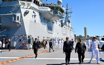 Prabowo Didampingi PM Albanese Tinjau Kapal Perang Terbesar Australia HMAS Canberra – Update 1
