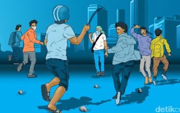 Warga Depok Beraksi, Tangkap Remaja Celurit di Tengah Tawuran Sengit