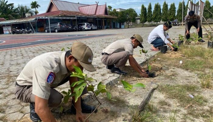 **Dukung Program Kapolda Riau, Satlantas Polres Siak Tanam Pohon Jambu Air untuk Kebangkitan Hutan**