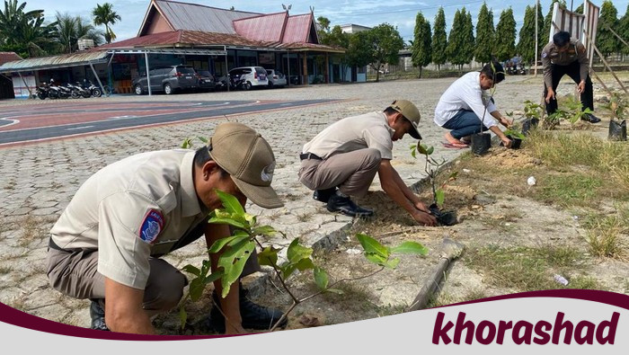 **Dukung Program Kapolda Riau, Satlantas Polres Siak Tanam Pohon Jambu Air untuk Kebangkitan Hutan**