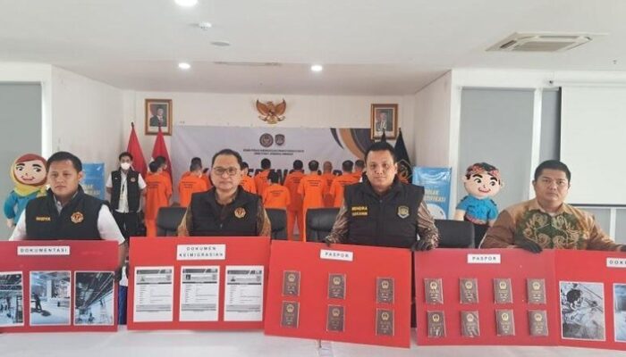 **14 WN China Terjerat, Jadi Tukang Cat hingga Tukang Las di Kelapa Gading**