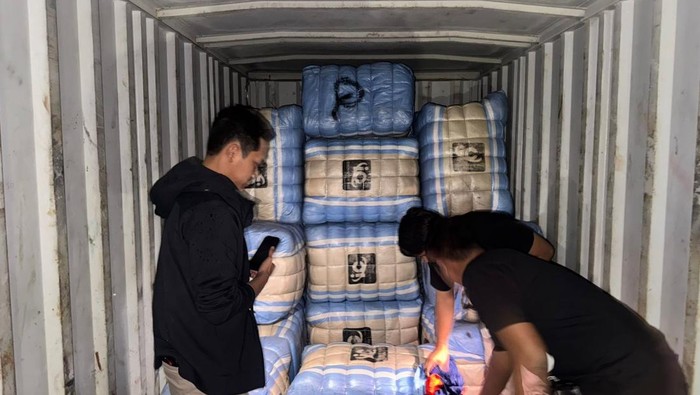 Polda Metro Bongkar Sindikat Balpres, 207 Bal Pakaian Bekas Disita!