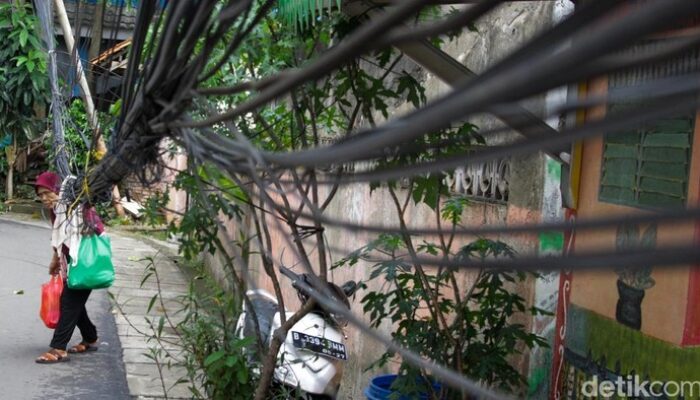 Bina Marga Ungkap Kendala Pembenahan Kabel Menjuntai di Jaksel, Warga Tetap Tunggu Solusi Efektif
