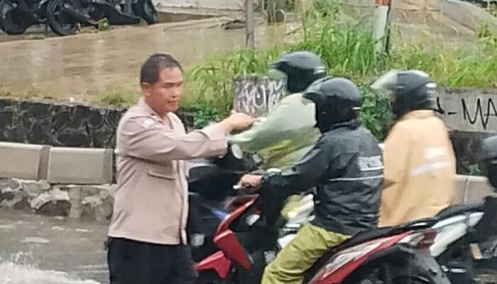 Banjir Tak Terduga Hantam Jalan Aria Putra Ciputat Setelah Hujan Lebat
