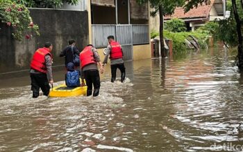 80 Cm Banjir di Pondok Karya Jaksel, Warga Rela Naik Perahu Karet