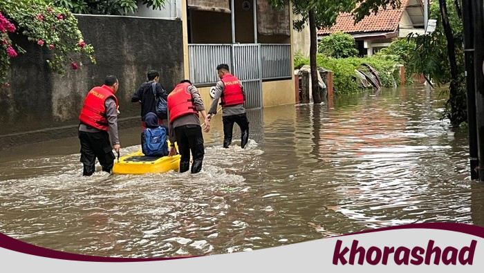 80 Cm Banjir di Pondok Karya Jaksel, Warga Rela Naik Perahu Karet