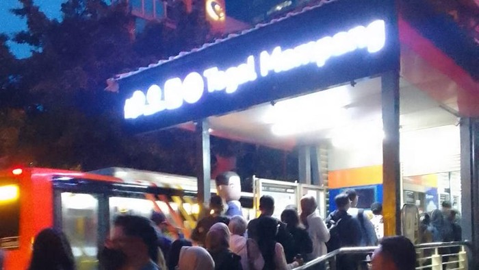 Antrean Penumpang TransJ di Halte Tegal Mampang: Warga Kecele Sore Ini