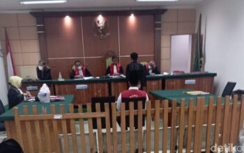 2 Terdakwa Perusakan Pos Lalin di Serang Dituntut 5 dan 10 Bulan Bui: Aksi Hancurkan Infrastruktur, Ditanggung Hukuman Berat!