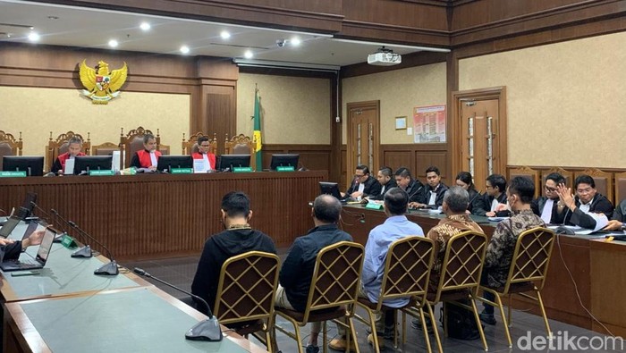 [4 Hakim Sidang Suap Migor, Vonis Terdakwa Ditunda Hingga 3 Desember]