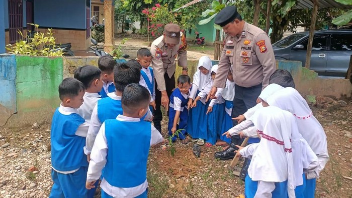 Dari Sekolah hingga Rumah Ibadah, Polres Rohul Tanam Pohon di 26 Titik, Buktikan Komitmen Hijau!
