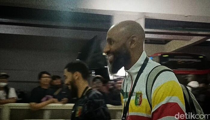 Dari Lapangan ke Syariat, Assalamualaikum Frederic ‘Oumar’ Kanoute, Pemain yang Membuat Bola dan Agama Berpadu!