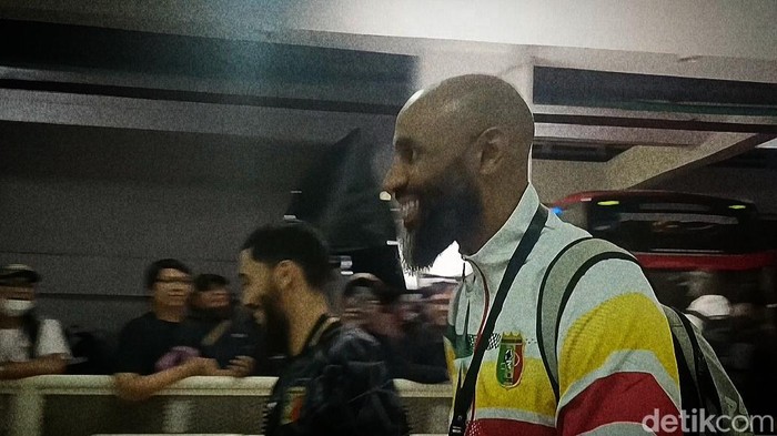 Dari Lapangan ke Syariat, Assalamualaikum Frederic 'Oumar' Kanoute, Pemain yang Membuat Bola dan Agama Berpadu!