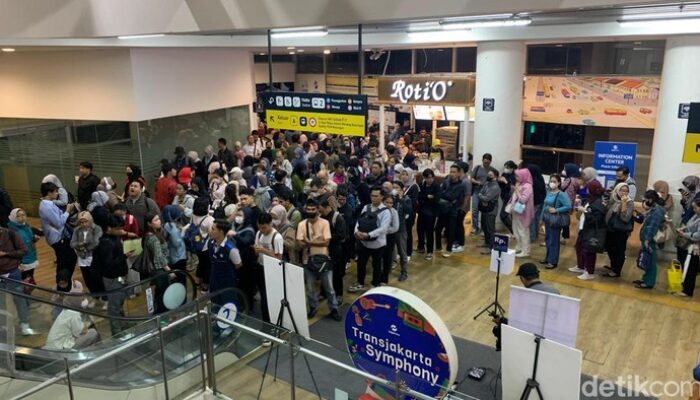 “Cerita Para Pejuang Rupiah yang Pernah Terjebak Antrean Horor di Halte CSW: Kisah Mengerikan yang Jarang Diceritakan”