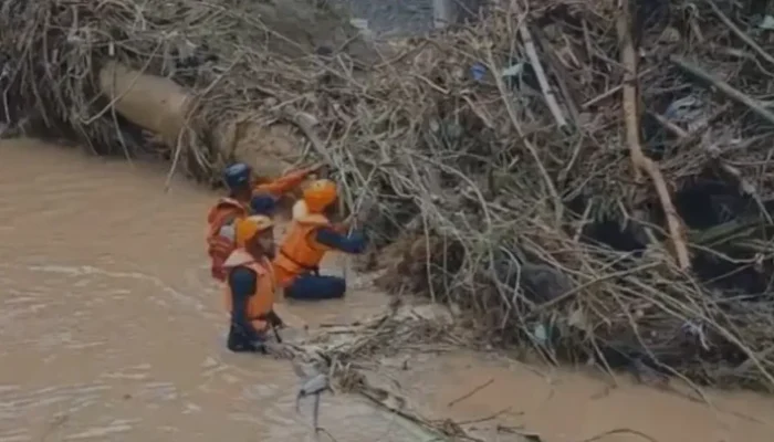“Banjir di Bima Seret Kakek, Polairud Rela Rela Mencari Hingga ke Laut Lepas”