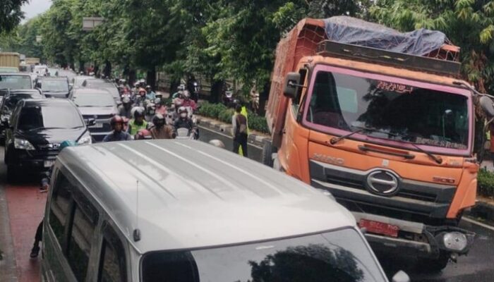 Darurat! Truk Mogok di Perumnas Klender, Macet Seret Produktivitas Warga