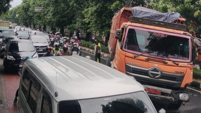 Darurat! Truk Mogok di Perumnas Klender, Macet Seret Produktivitas Warga