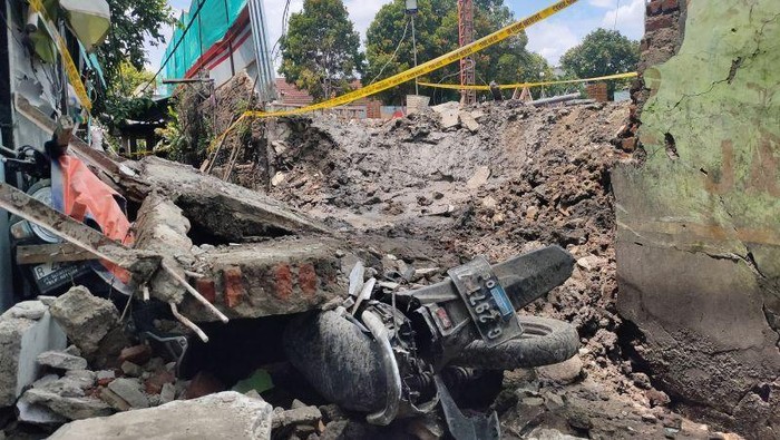 Tembok Sekolah di Palmerah Roboh, Timpa Motor hingga Tutup Akses Warga - Update 2