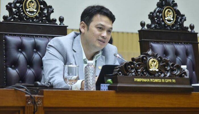 [judul]Akhir Ribut: KPK Pamer Uang 300 Miliar, Komisi