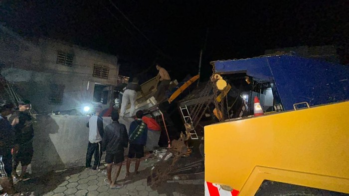 Truk di Bogor Tak Kuat Nanjak, Tabrak Tempat Cuci Mobil! Kondisi Jalan yang Menyebabkan Kecelakaan Mengerikan