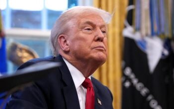 “Dua Minggu untuk Damai: Trump Berikan Batas Waktu kepada Zelensky”,