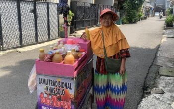“Cerita Sumiati: Dari Jamu Gendong Hingga Umrah, 30 Tahun Berjuang”
