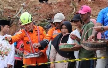 Tim SAR dan Keluarga 2 Korban Longsor Cilacap Gelar Tabur Bunga dalam Duka