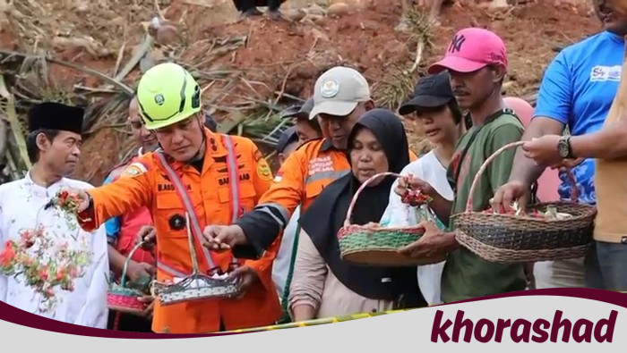 Tim SAR dan Keluarga 2 Korban Longsor Cilacap Gelar Tabur Bunga dalam Duka